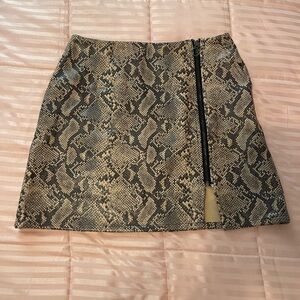 Promesa NWT zip closure faux snake skin brown tan mini skirt w/pockets. Size M.